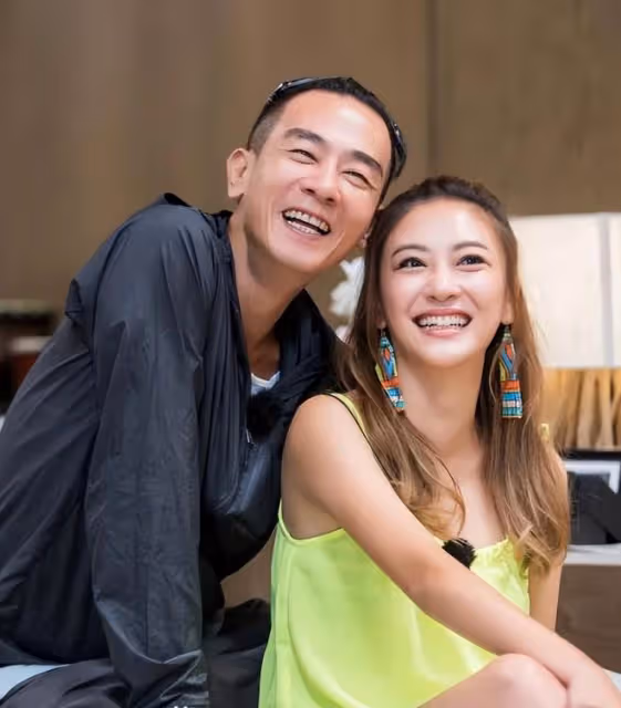 陳小春成應采兒時尚小跟班，夫妻同框魅力無限