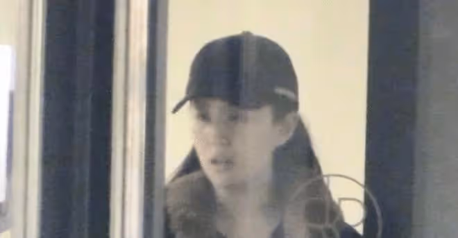 35歲劉亦菲素顏逛街,年輕容顏助理忙不停
