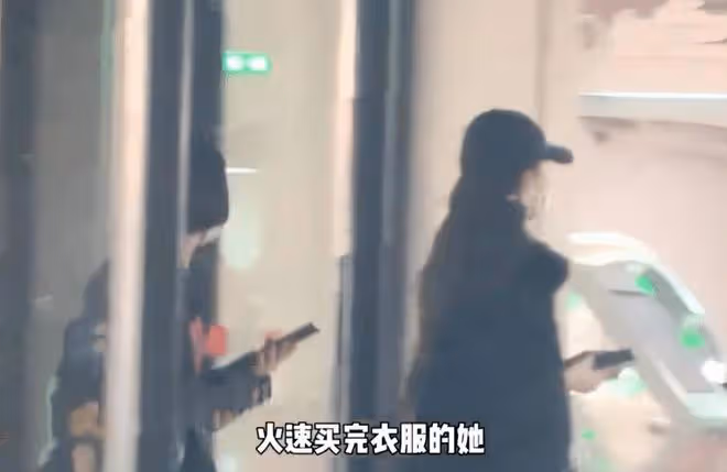 35歲劉亦菲素顏逛街,年輕容顏助理忙不停