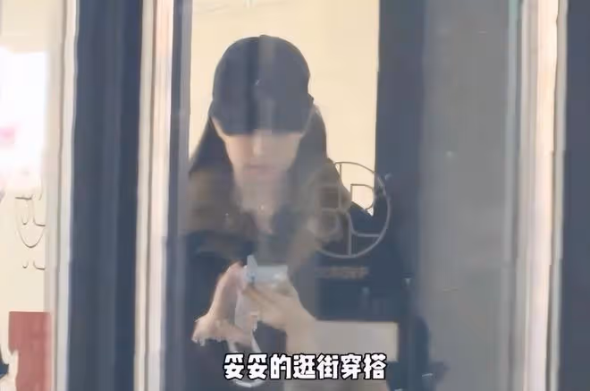 35歲劉亦菲素顏逛街,年輕容顏助理忙不停