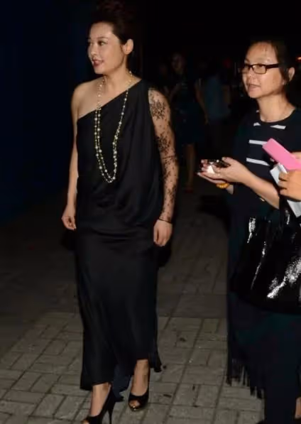 袁立打破時尚束縛!憑實力穿出舒適感,打扮自由無拘束