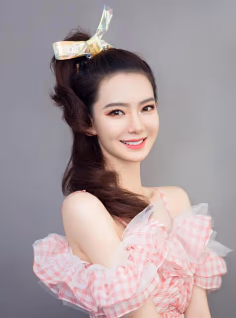 戚薇的「金魚妝」火了,穿粉色弔帶太逆生長,搭配黑色蓬蓬裙好美