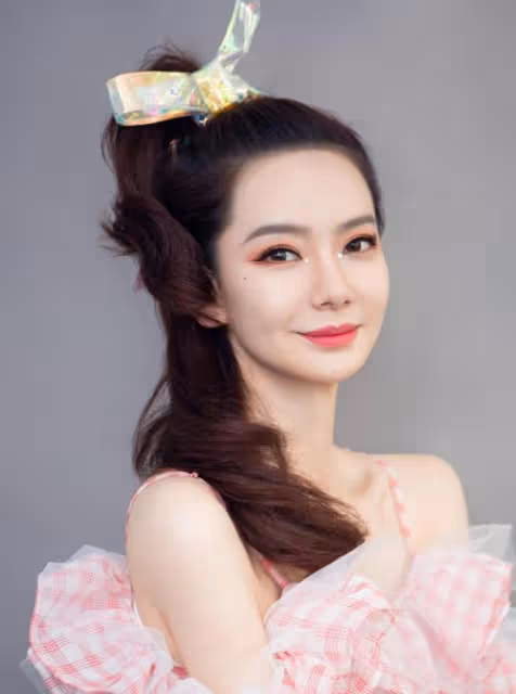 戚薇的「金魚妝」火了,穿粉色弔帶太逆生長,搭配黑色蓬蓬裙好美