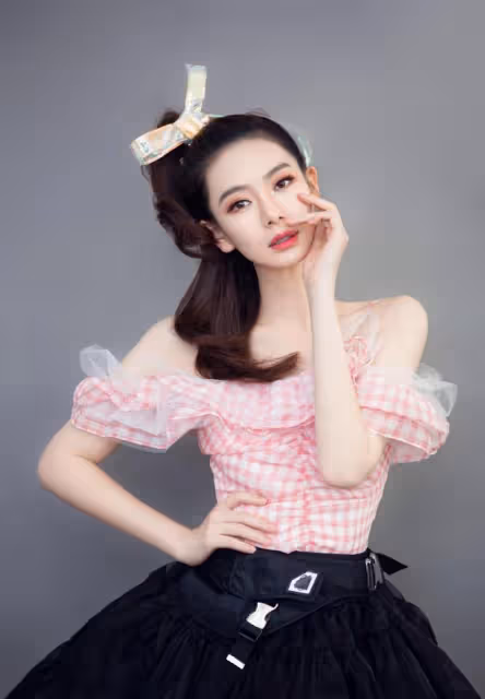 戚薇的「金魚妝」火了,穿粉色弔帶太逆生長,搭配黑色蓬蓬裙好美