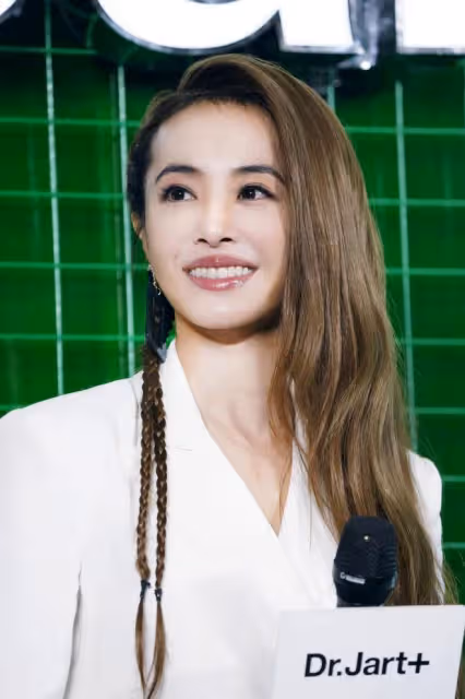 43歲蔡依林為博眼球,穿蕾絲長裙若隱若現,超長雙腿筆直又雪白