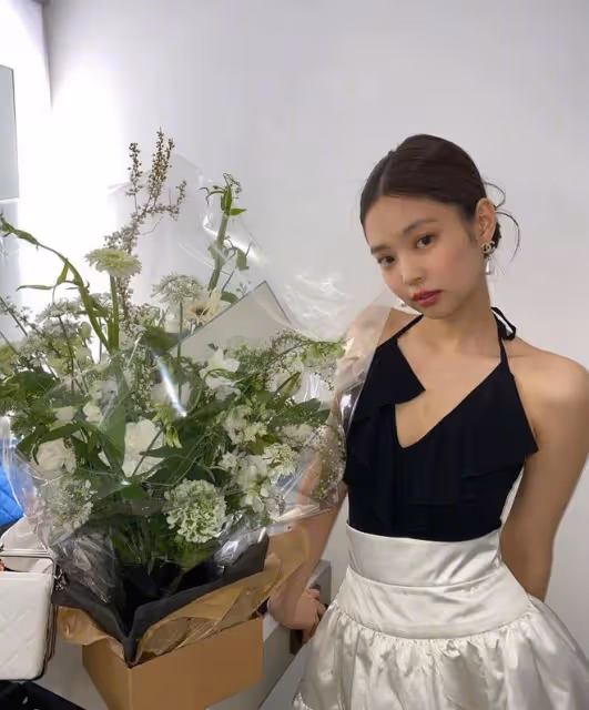 JENNIE時尚大片,深v黑弔帶穿搭性感極了,下搭小白裙不要太好看
