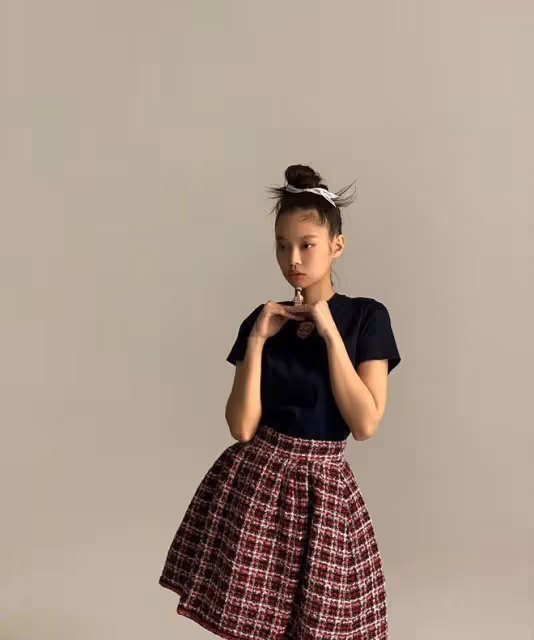 JENNIE時尚大片,深v黑弔帶穿搭性感極了,下搭小白裙不要太好看