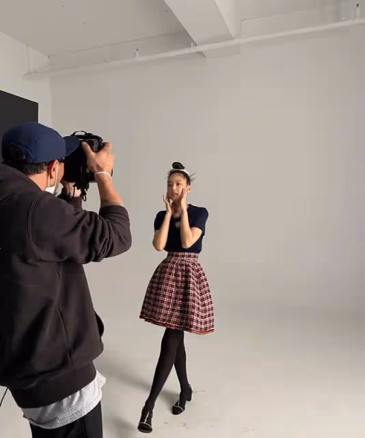 JENNIE時尚大片,深v黑弔帶穿搭性感極了,下搭小白裙不要太好看