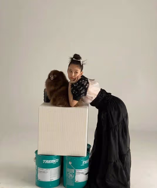 JENNIE時尚大片,深v黑弔帶穿搭性感極了,下搭小白裙不要太好看