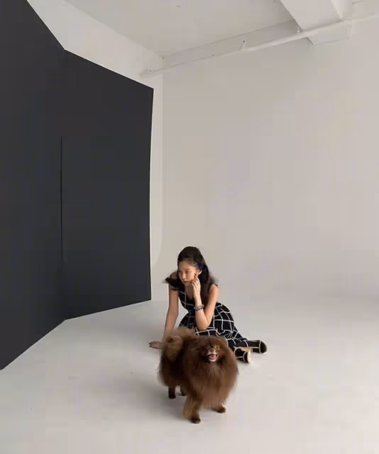 JENNIE時尚大片，深v黑弔帶穿搭性感極了，下搭小白裙不要太好看