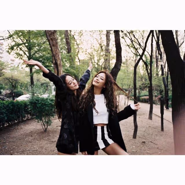 JENNIE時尚大片，深v黑弔帶穿搭性感極了，下搭小白裙不要太好看