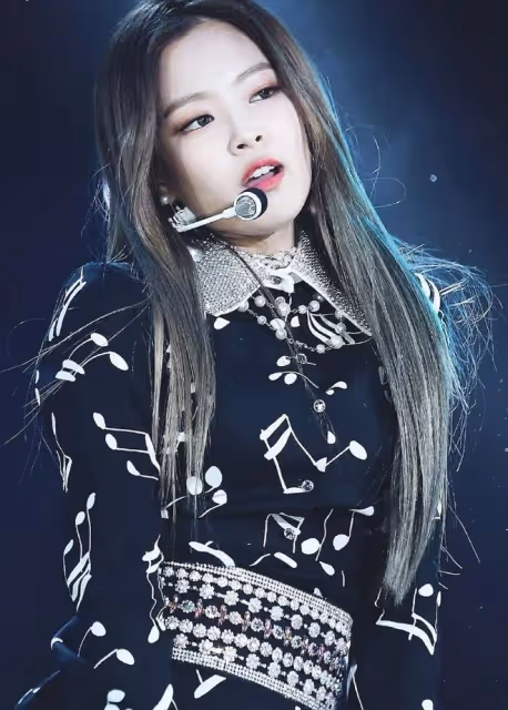 JENNIE時尚大片，深v黑弔帶穿搭性感極了，下搭小白裙不要太好看