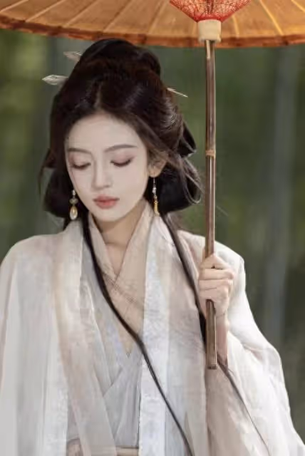 何瑞賢的漢服照,完美的詮釋了古代美女的萬千風情