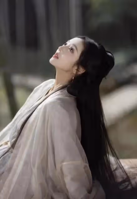 何瑞賢的漢服照,完美的詮釋了古代美女的萬千風情