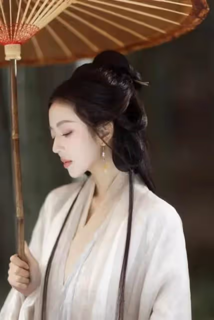 何瑞賢的漢服照，完美的詮釋了古代美女的萬千風情