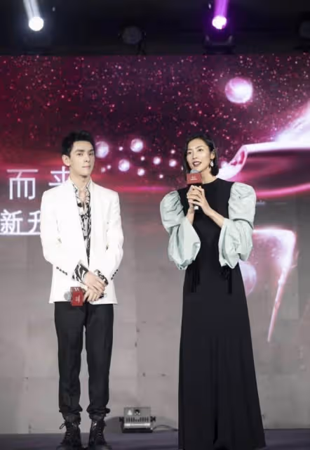 「口紅一哥」李佳琦,精緻的妝容配上獨特的穿衣風格,簡直太颯了