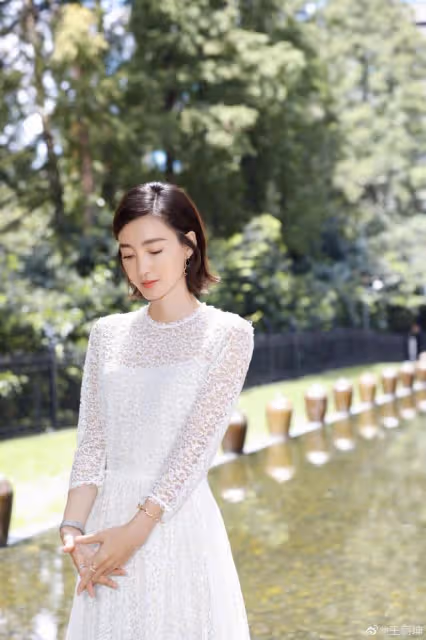 素顏女神王麗坤溫婉動人,條紋毛衣搭黑色長裙,身材令人招架不住