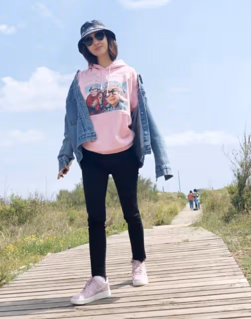 素顏女神王麗坤溫婉動人，條紋毛衣搭黑色長裙，身材令人招架不住