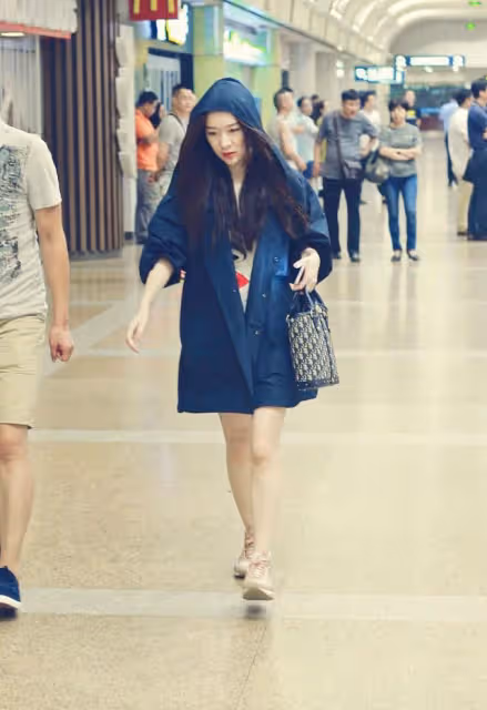 「辣媽」霍思燕攜兒子出街,T恤+牛仔褲似少女,幸福女人真不一樣