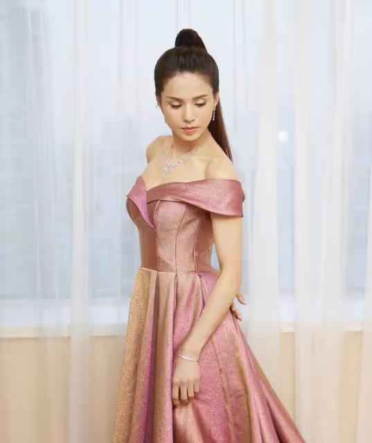 李若彤不愧是「不老女神」,一襲抹胸長裙美到犯規,越看越有韻味