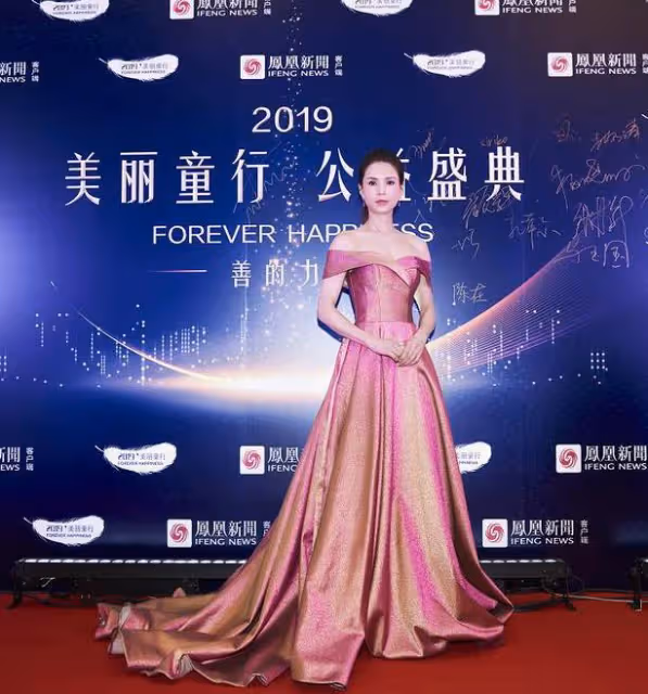 李若彤不愧是「不老女神」，一襲抹胸長裙美到犯規，越看越有韻味