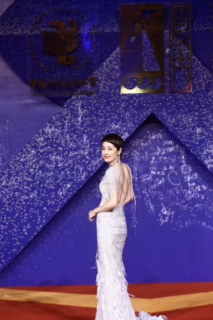 離婚後的馬伊琍找回自我,一身大露背羽毛裙亮相,一點不像倆娃媽