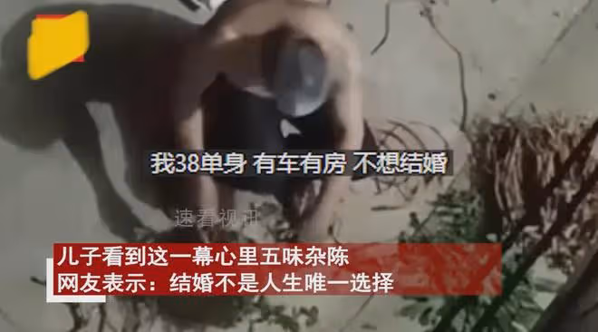 男子40歲沒結婚,80歲父親半夜砍柴掙錢,網友:結婚不是唯一選擇