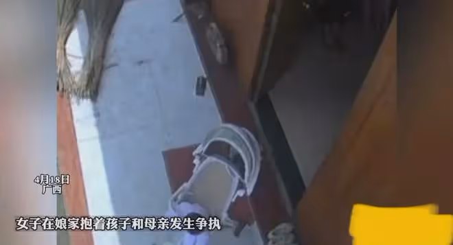 女子在娘家抱著孩子和母親發生爭,女子:母親在屋裡一直罵,寒心