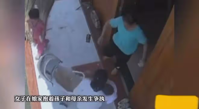 女子在娘家抱著孩子和母親發生爭,女子:母親在屋裡一直罵,寒心
