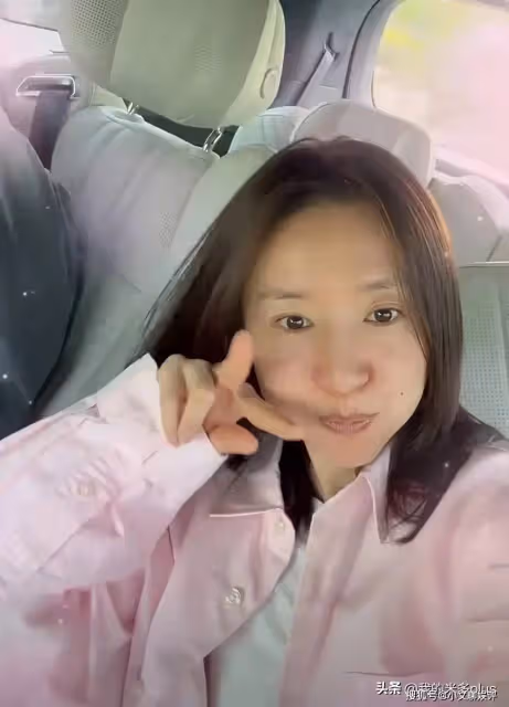 董潔44歲生日,收鮮花蛋糕好驚喜,15歲頂頂露臉高鼻樑帥過潘粵明
