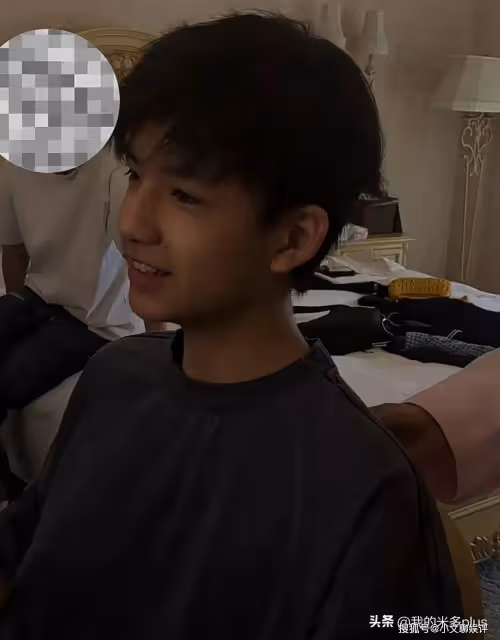 董潔44歲生日,收鮮花蛋糕好驚喜,15歲頂頂露臉高鼻樑帥過潘粵明