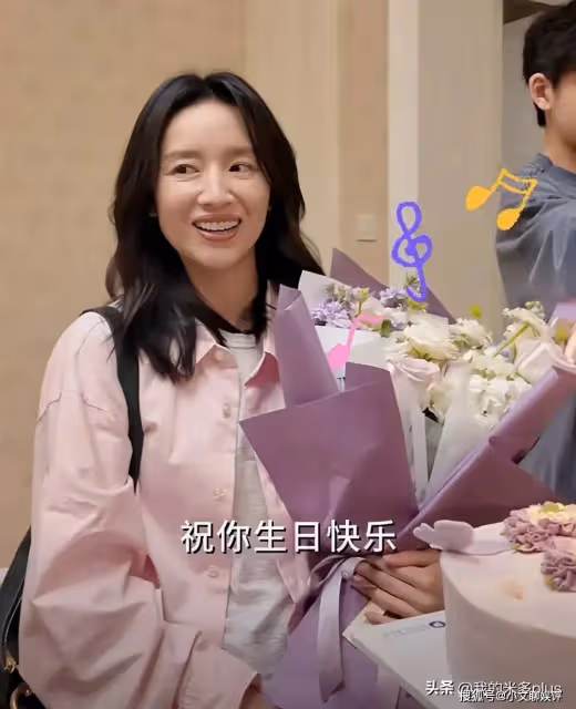 董潔44歲生日,收鮮花蛋糕好驚喜,15歲頂頂露臉高鼻樑帥過潘粵明