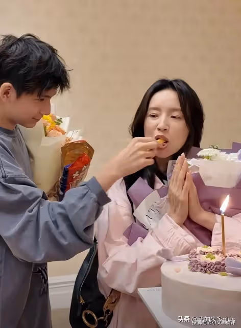 董潔44歲生日,收鮮花蛋糕好驚喜,15歲頂頂露臉高鼻樑帥過潘粵明