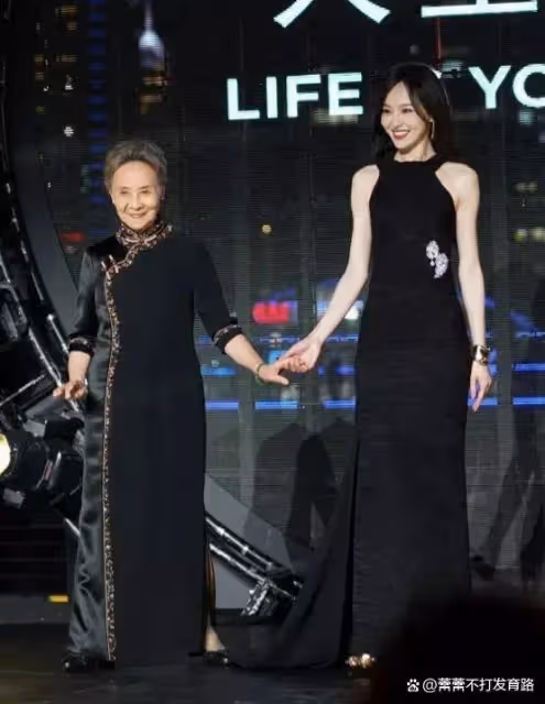 86歲吳彥姝與40歲唐嫣同框:前者一襲旗袍好優雅,後者身段玲瓏