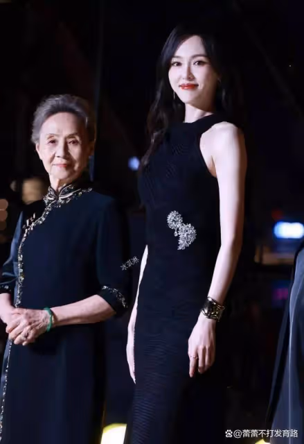 86歲吳彥姝與40歲唐嫣同框:前者一襲旗袍好優雅,後者身段玲瓏
