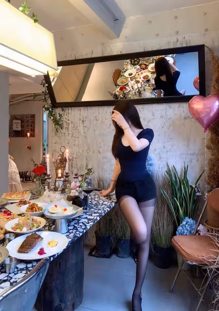 深藍與黑色的優雅碰撞:展現女性的性感魅力