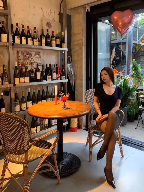 深藍與黑色的優雅碰撞:展現女性的性感魅力