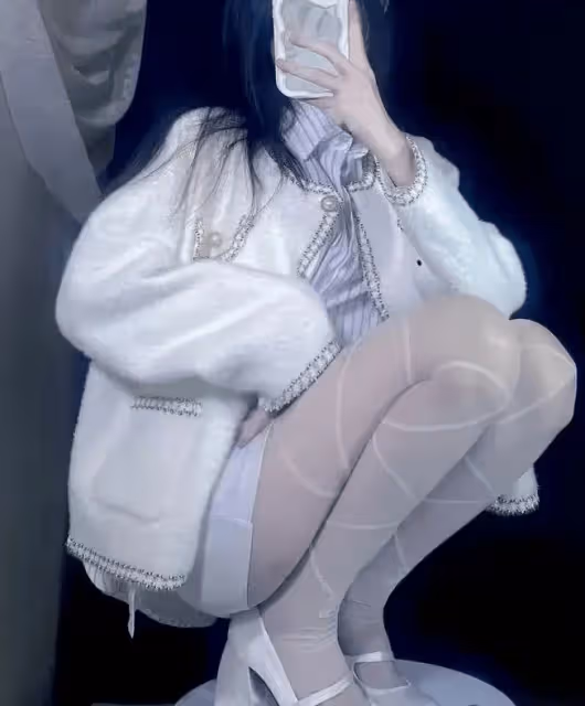 白色小香外套配白絲魚網襪,時尚混搭綻放絕美魅力