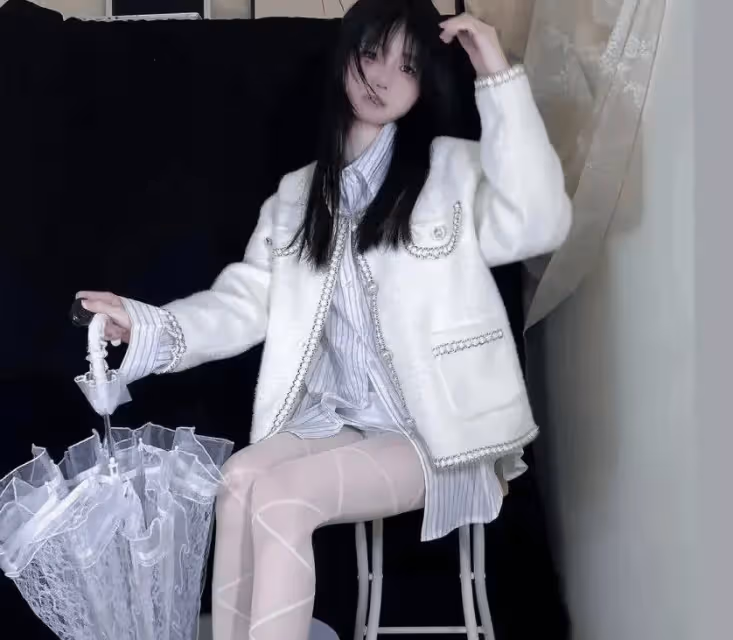 白色小香外套配白絲魚網襪,時尚混搭綻放絕美魅力