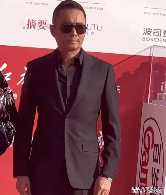 影帝張涵予近照:太抗老了,60歲似40齣頭,網友:這時間去哪兒了