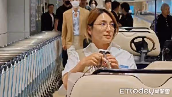 直擊/金希澈抵台嗨翻了!熱情舉手:好久沒來台灣啦 SJ淡定偷笑