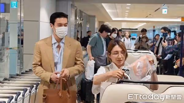 直擊/金希澈抵台嗨翻了!熱情舉手:好久沒來台灣啦 SJ淡定偷笑