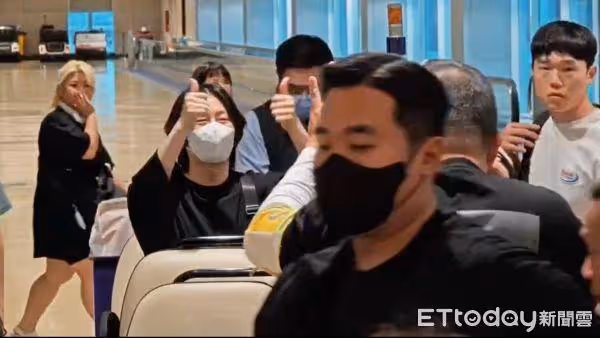 直擊/金希澈抵台嗨翻了!熱情舉手:好久沒來台灣啦 SJ淡定偷笑