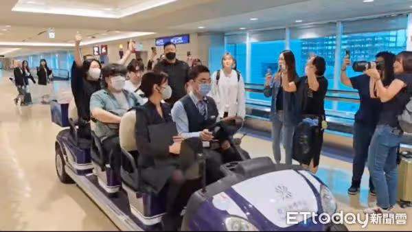 直擊/金希澈抵台嗨翻了!熱情舉手:好久沒來台灣啦 SJ淡定偷笑