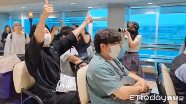 直擊/金希澈抵台嗨翻了!熱情舉手:好久沒來台灣啦 SJ淡定偷笑