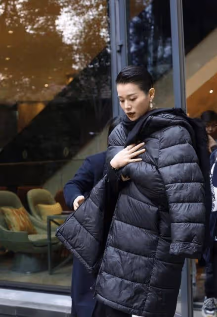 胡杏兒無濾鏡太可了,身披羽絨服配大背頭A到爆,天然五官太高級