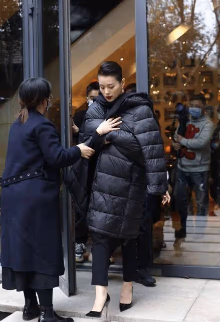 胡杏兒無濾鏡太可了,身披羽絨服配大背頭A到爆,天然五官太高級