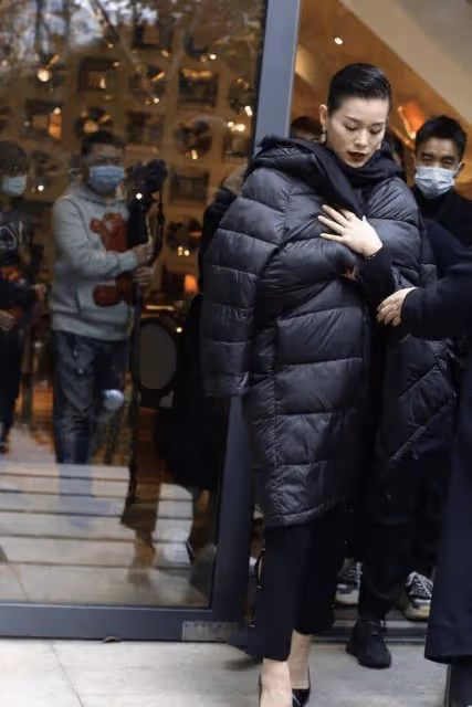 胡杏兒無濾鏡太可了,身披羽絨服配大背頭A到爆,天然五官太高級