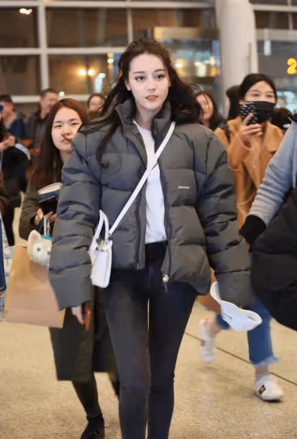 胡杏兒無濾鏡太可了，身披羽絨服配大背頭A到爆，天然五官太高級