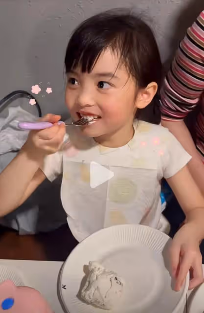熊黛林雙胞胎女兒近照曝光，小姐妹身高差距超大，越長越像爸爸